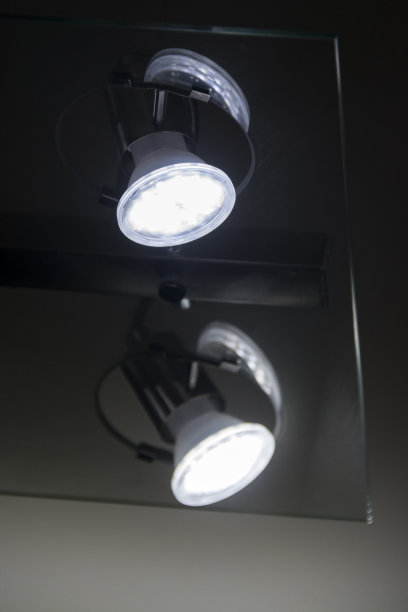 LED灯照明现代办公室室内。图片下载