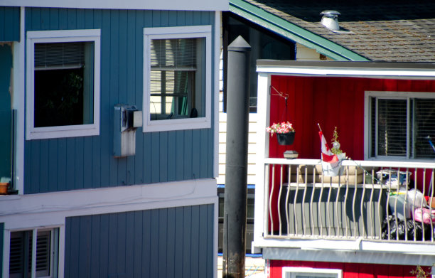 疯狂的夏季色彩和鲜花布置在漂浮的家乡，维多利亚，不列颠哥伦比亚省图片下载