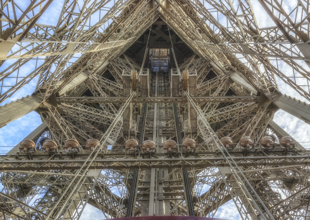 埃菲尔铁塔的结构，从内部俯瞰，法国巴黎图片下载