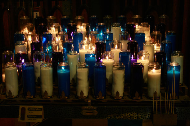 燃烧的教堂蜡烛图片下载