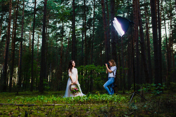 专业的婚礼摄影师使用频闪仪和软盒制作照片图片下载