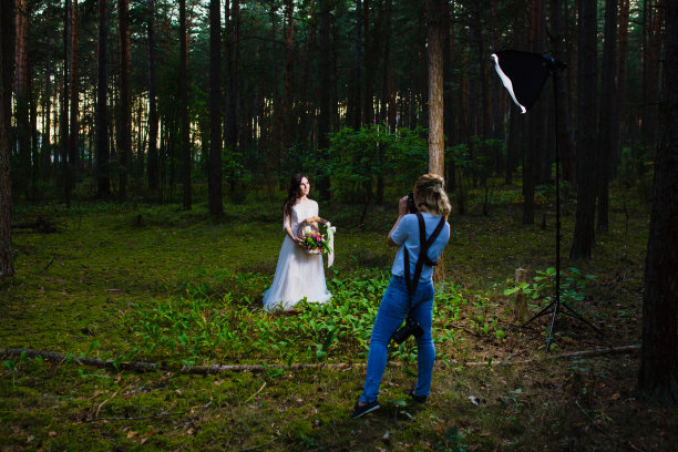 专业的婚礼摄影师使用频闪仪和软盒制作照片图片下载