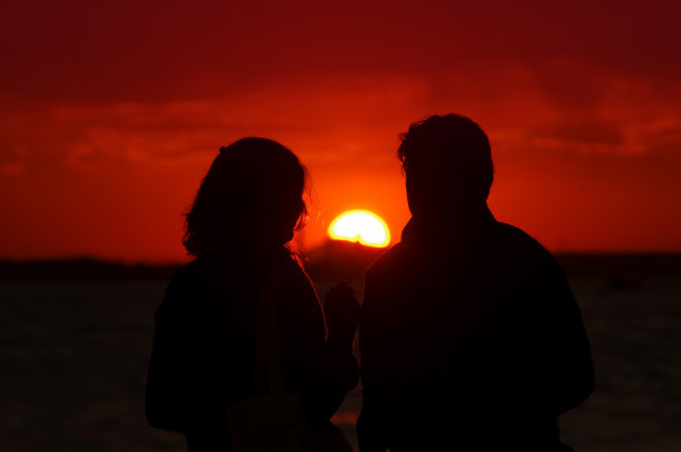 一对男女在看美丽的日落图片下载