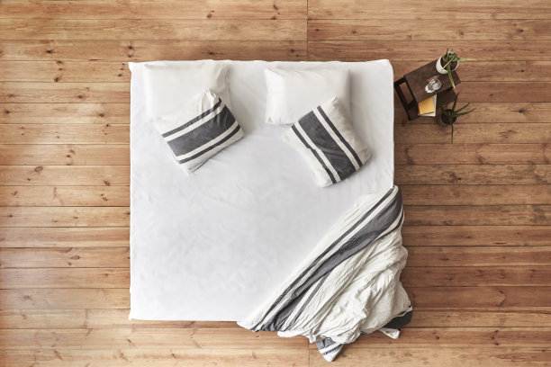 正上方木地板上的空床图片下载