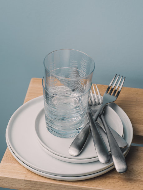 餐具刀叉斯堪的纳维亚设计盘子和玻璃杯图片下载