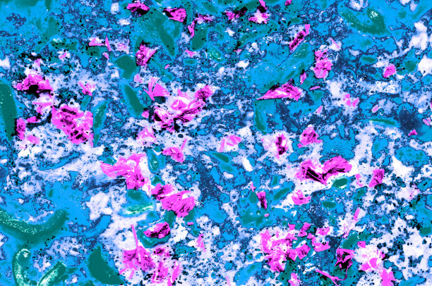 粉红色深红色的花瓣在白蓝色的海洋中游泳的抽象数字图片图片下载