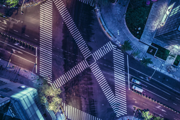 夜间城市十字路口无人机拍摄图片下载