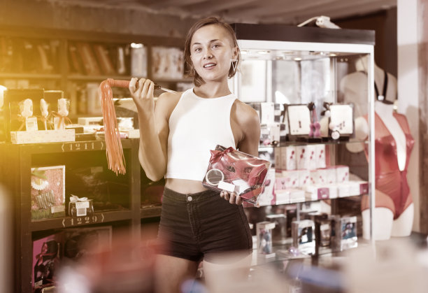 买家选择睫毛和红色面膜图片下载