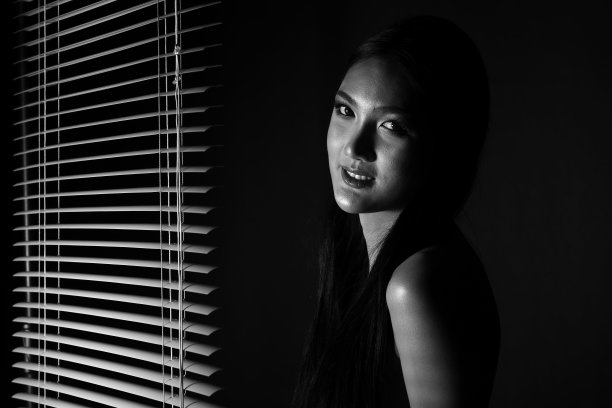 干净的皮肤女人直黑发与光滑的姿势开放肩膀微笑图片下载