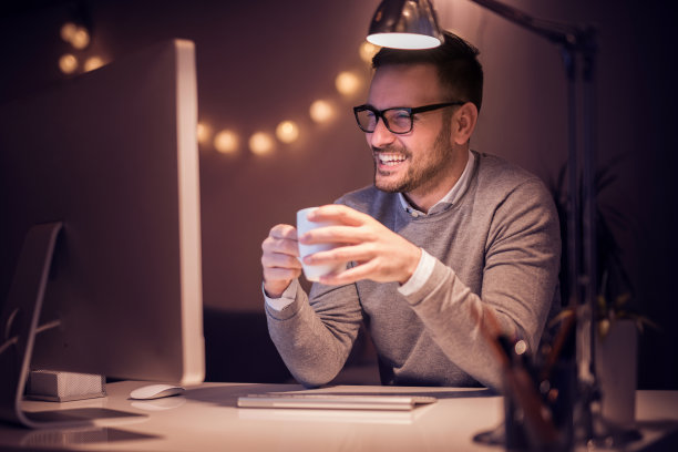 一个男人在家里用电脑工作的肖像。图片下载