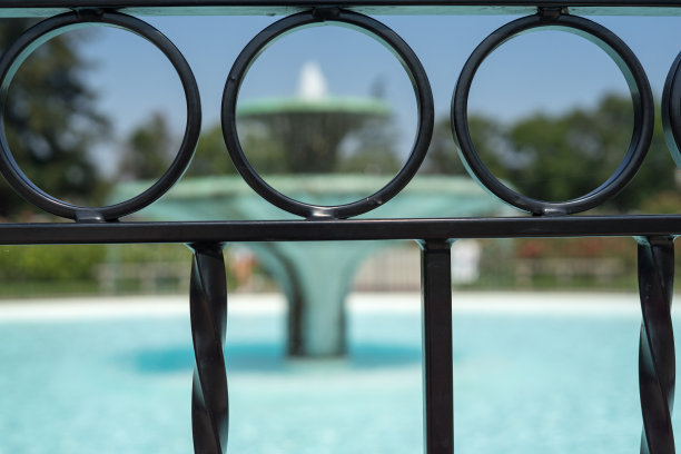 玫瑰花园中模糊的喷泉背景图片下载