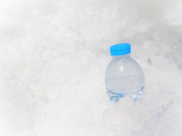 冰桶装冷水和冰块图片下载