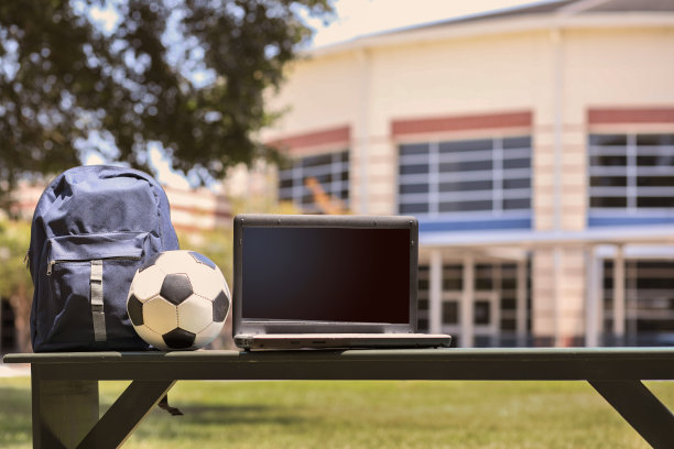 教育对象在学校前面的空长凳上。图片下载