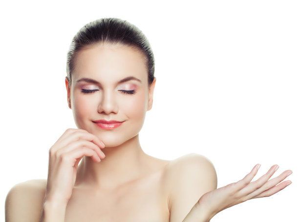 健康的女士，在白色的背景上显示空白的手背。护肤和水疗概念图片下载