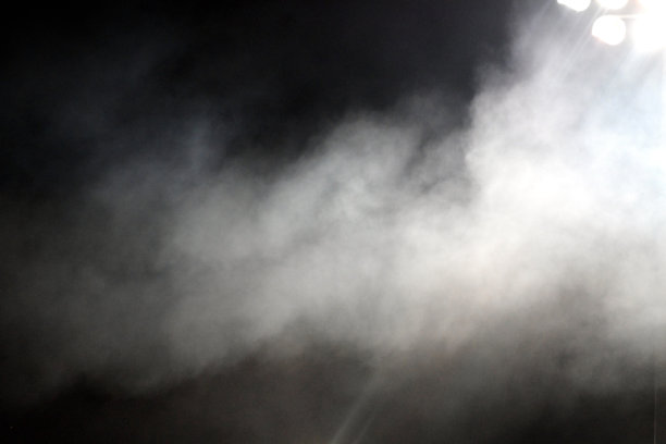 背景，背景烟雾云在体育场的灯光图片下载