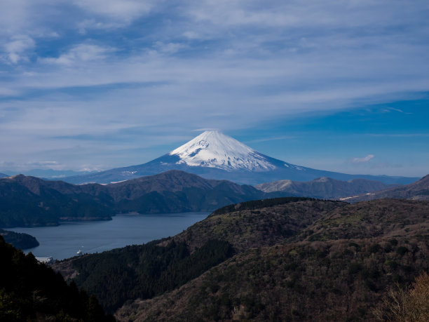 从山口可以看到日本富士山的风景。图片下载
