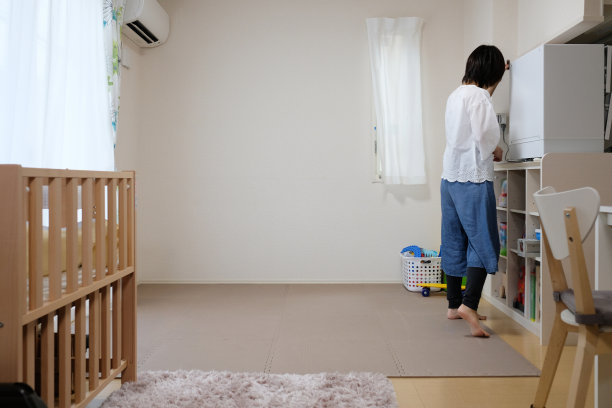 正牌房子客厅里的女人图片下载