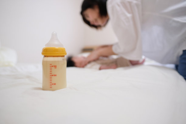 真品屋卧室里有宝宝、妈妈和奶瓶图片下载