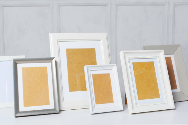 桌上放着空白的相框图片下载