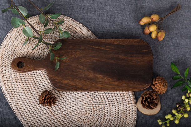 秋意木桌，水果桌。在灰色的桌布上准备一顿丰盛的饭菜，一张可以用作餐桌菜单的菜板图片的照片。图片下载