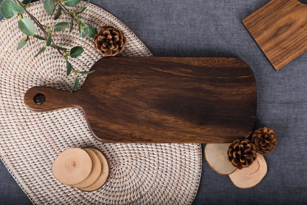 秋意木桌，水果桌。在灰色的桌布上准备一顿丰盛的饭菜，一张可以用作餐桌菜单的菜板图片的照片。图片下载