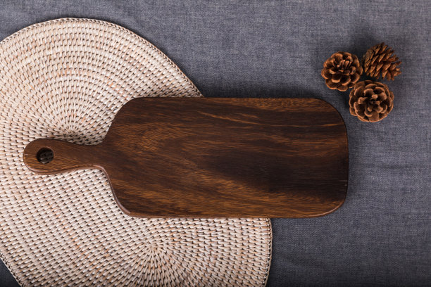 秋意木桌，水果桌。在灰色的桌布上准备一顿丰盛的饭菜，一张可以用作餐桌菜单的菜板图片的照片。图片下载