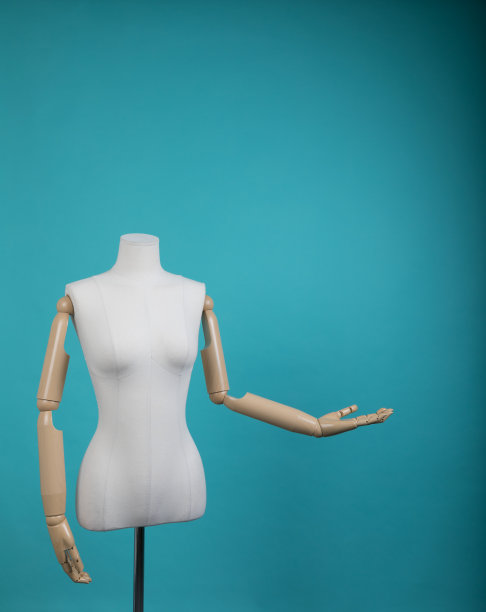 白色人体模型站在灯光墙。图片下载