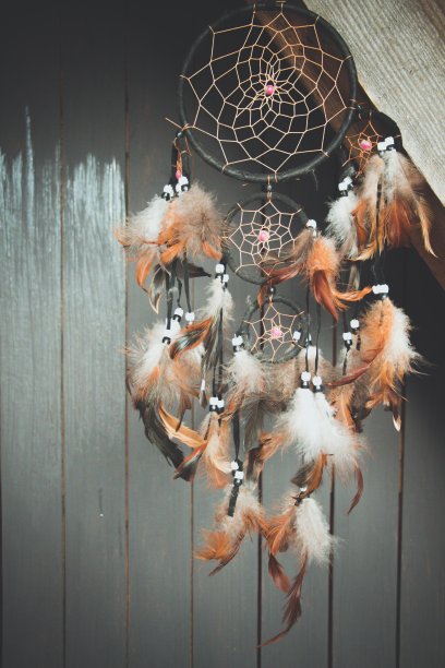 捕梦网是用悬浮在空中的羽毛做成的。色彩鲜艳的美丽羽毛彼此相连。图片下载