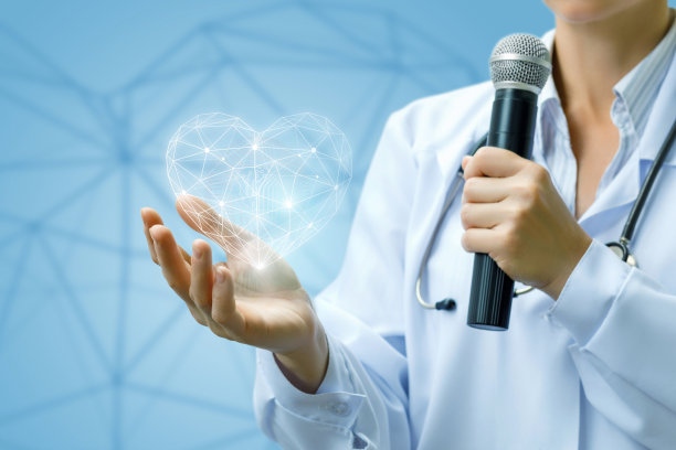 发言人医生展示心脏模型。图片下载