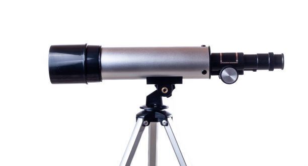 工作室里白色背景上的望远镜图片下载