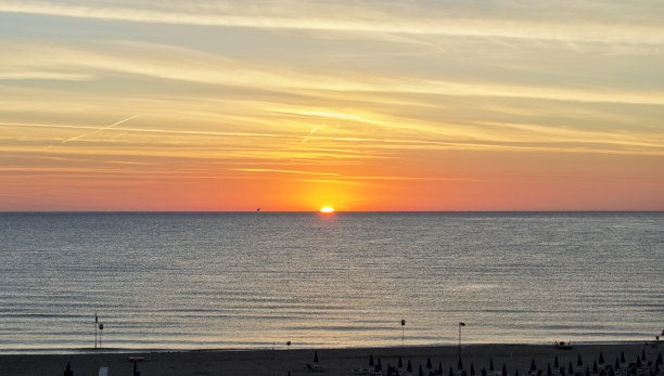 夏天地中海的橙色黎明。为旅行和自然主义的概念。图片下载