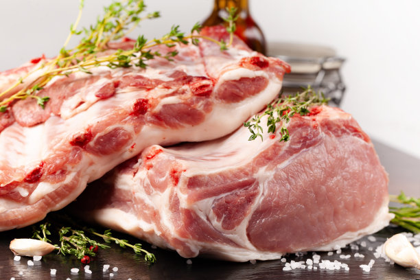 猪的胴体被分成几个部分，一个边缘，一个鱼片，一个肩胛骨，一个脖子，一个缺口，一个火腿，一个火腿，一个背部。marasm香料。诚实，胡椒和盐。生猪肉。的背景图片。图片下载