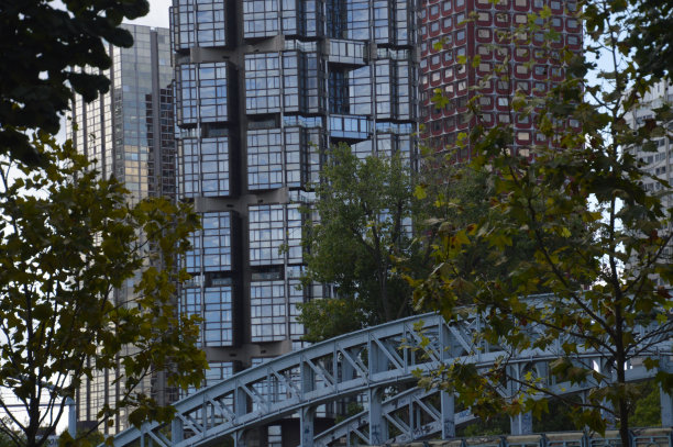 塞纳河前线的现代建筑风格。巴黎15 disctrict。诺富特酒店(前日航酒店)有红色的窗户。图片下载