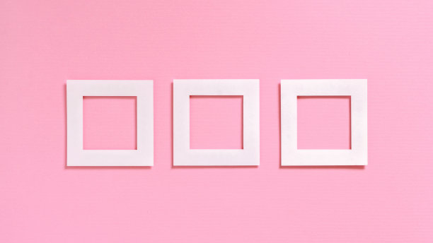 粉色纸背景上的白色镜框图片下载