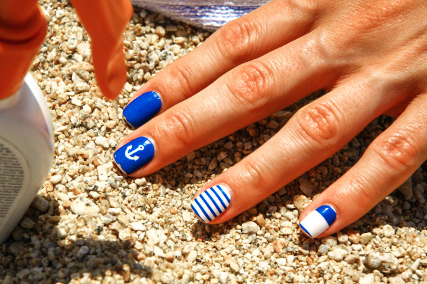 希腊风格的假日指甲图片下载