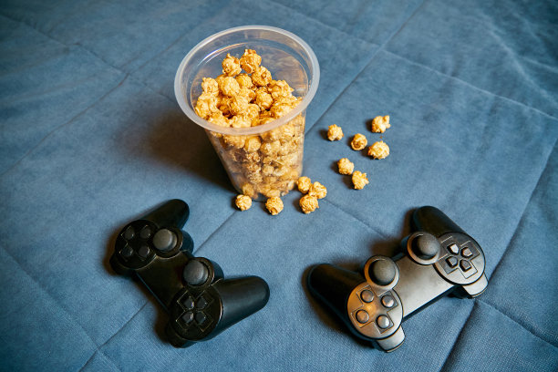 从游戏机的摇杆旁边躺着爆米花图片下载