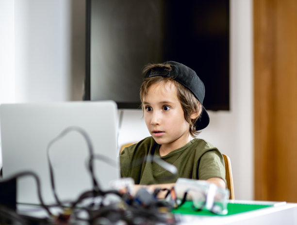 青少年创新技术的自学图片下载