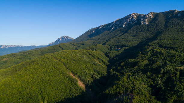 山脉和晴朗的天空图片下载