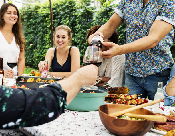 一群不同的朋友一起享受夏季派对图片下载