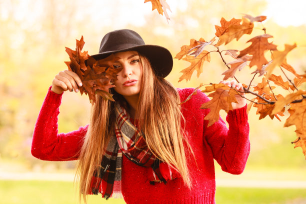 站在树旁的女人。图片下载