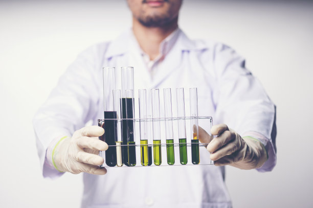 分析实验室-使用移液管和烧杯的科学家-设备化学图片下载