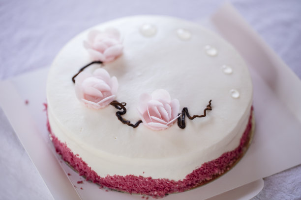 可爱的奶油蛋糕和粉红色的玫瑰。日本风格图片下载