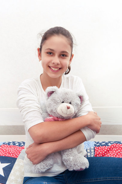 一个女孩躺在床上图片下载