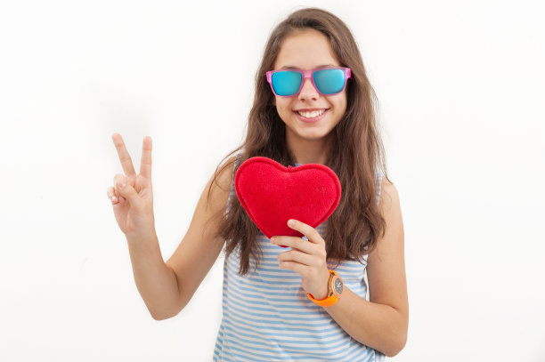 少女抱着一颗毛绒的心图片下载