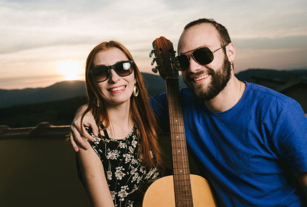 公寓屋顶上一对微笑的夫妇的肖像图片下载