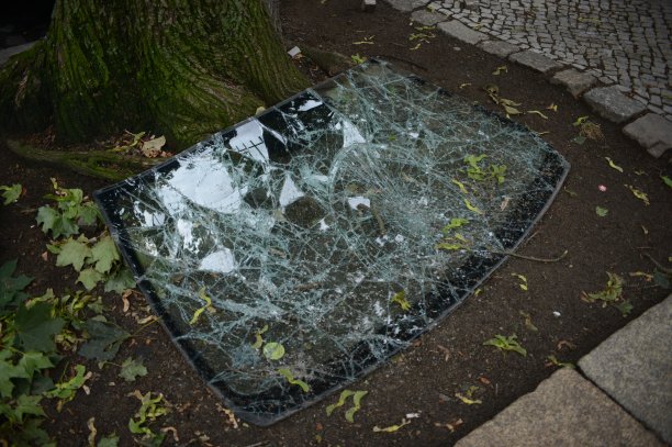 街上的碎玻璃图片下载