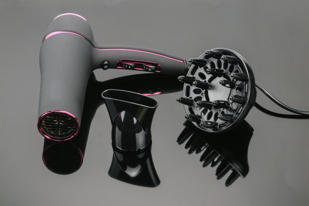 灰色席子吹风机在灰色镜子背景与附件图片下载