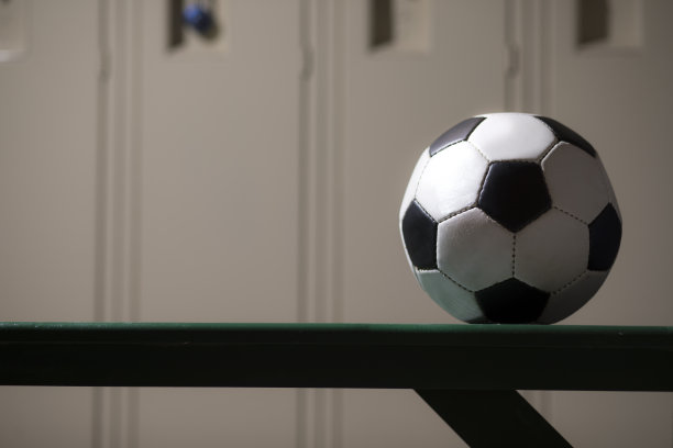 学校体育馆更衣室的足球运动器材。图片下载