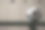 学校体育馆更衣室的足球运动器材。图片下载