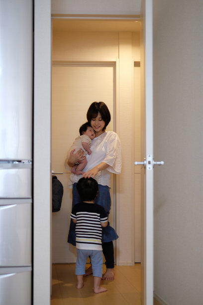 母亲和两个孩子在真正的房子图片下载